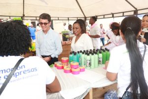 Más de 100 comerciantes locales participan en la primera feria de emprendimiento para reactivar la economía en el Chocó