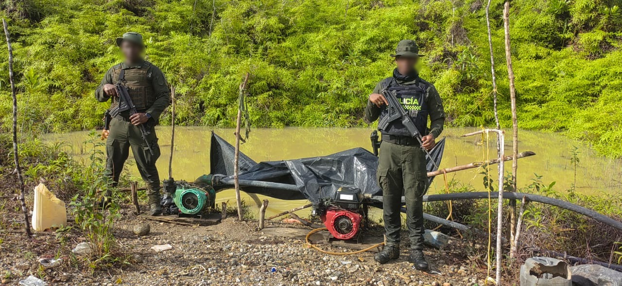 La Policía interviene minas de oro y neutraliza nueve motobombas en Quibdó.